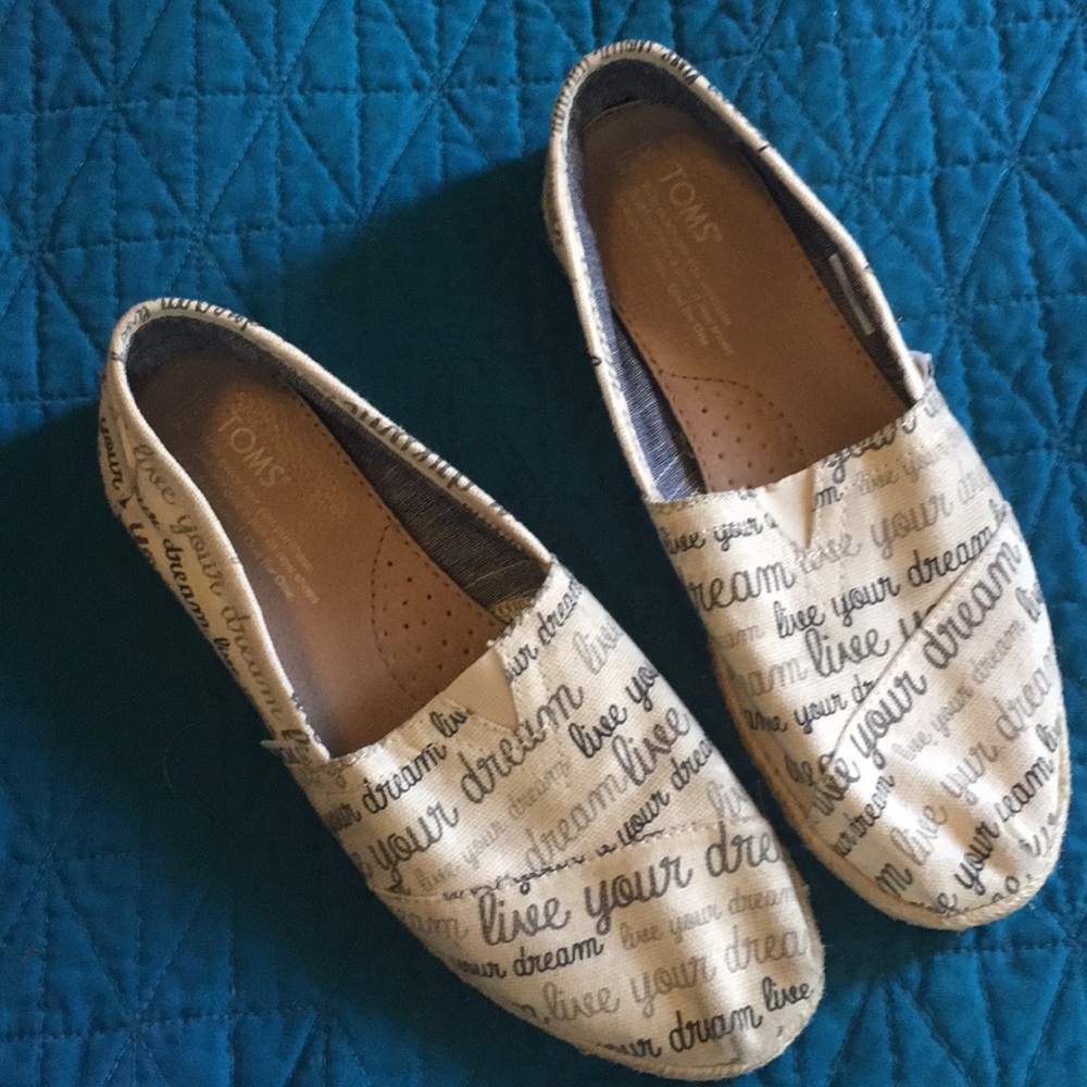 Toms’s size 7.5 loafer, cream.